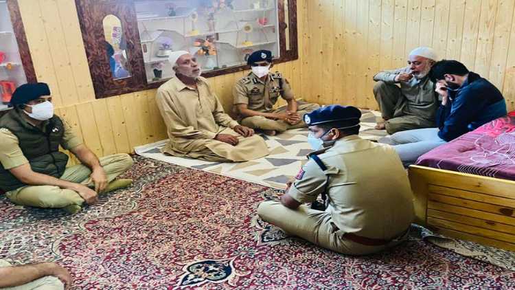پرویز  احمد  ڈار  کے  اہل  خانہ  سے  ملتے  پولیس  افسران