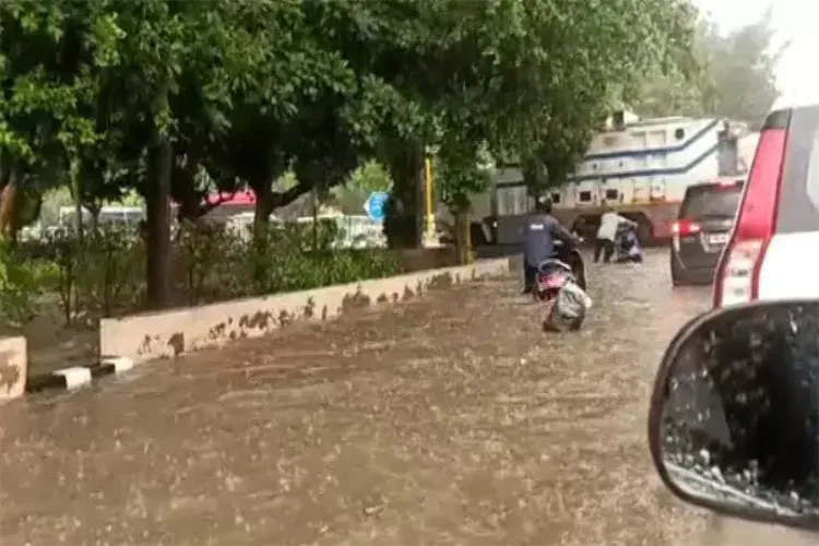 دہلی: موسلا دھار بارش، پولیس نے جاری کی ایڈوائزری